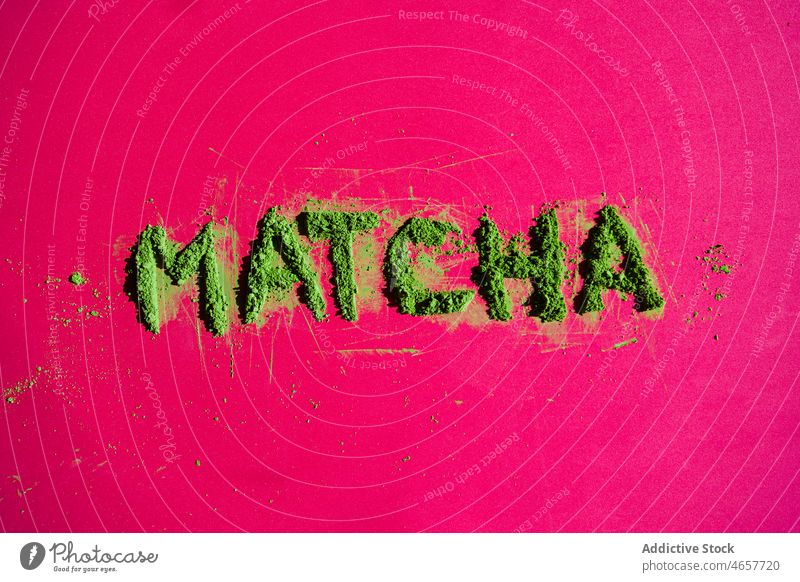 Wort Matcha aus pulverisiertem Tee auf heller Oberfläche getrocknet Aufschrift lebhaft Japanisch Orientalisch Kultur pulsierend kreativ Farbe Blatt natürlich