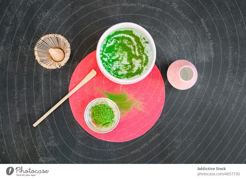 Matcha-Tee mit Bambus-Chasen und Chashaku grün Pulver chasen trinken getrocknet Gesundheit Tradition frisch Sonnenlicht natürlich stehen aromatisch rund Aroma