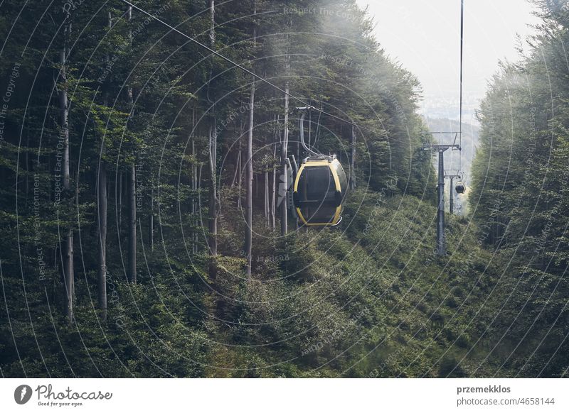 Seilbahn auf den Gipfel eines Berges unter Bäumen im Wald an einem sonnigen Sommertag Kabel PKW Verkehr Berge u. Gebirge heben reisen Tourist Transport Hügel