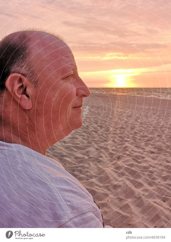 Im Alter: Weitblick entwickeln. Mensch Person Mann Senior Vater Strand Sand Sonnenuntergang Urlaub am Meer Licht rosa weiches Licht draußen Außenaufnahme
