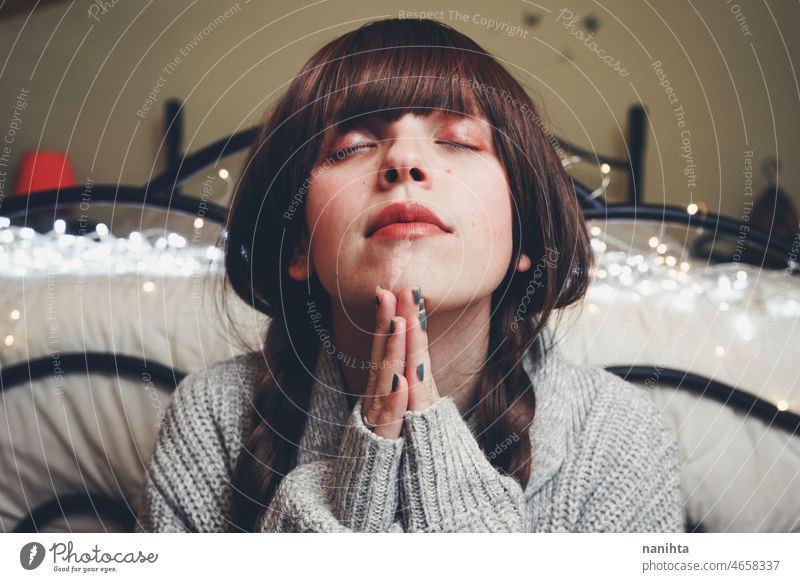 Porträt einer jungen Frau zu Hause im Herbst Hoffnung Wunsch hoffnungsvoll träumen beten Religion katholisch christian verträumt Jugend Stimmung Gefühle Tag