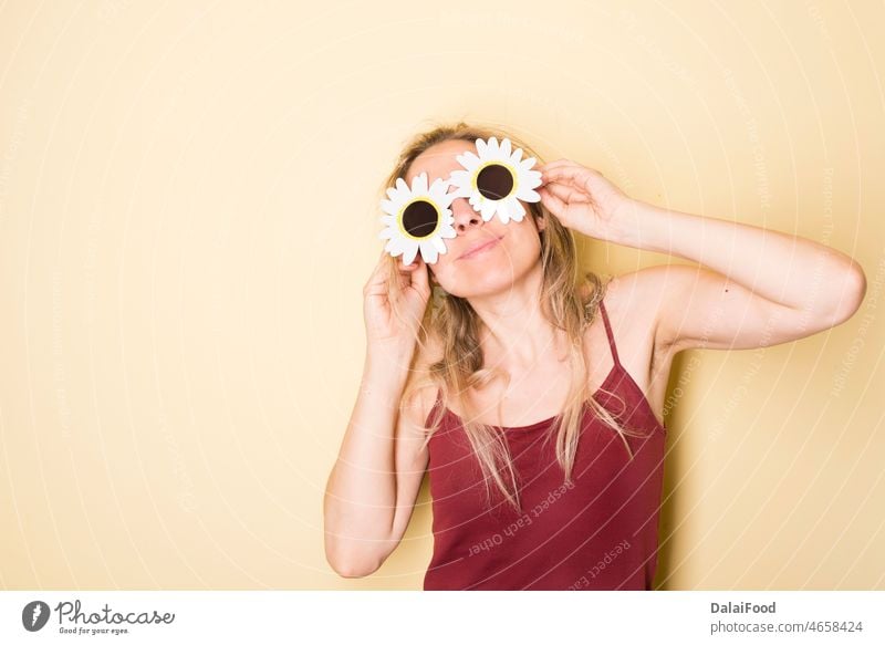 Frau mit Gänseblümchenbrille Brille gelber Hintergrund Sommer Frühling Lächeln Glück