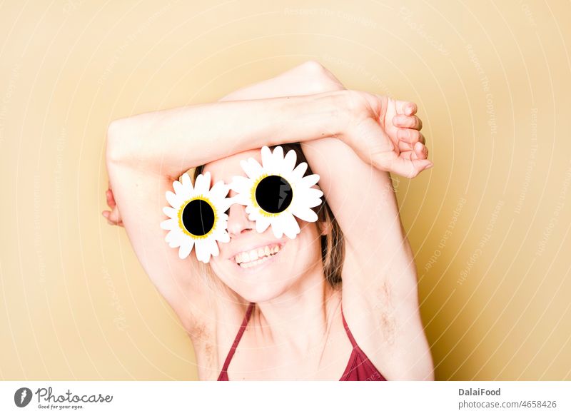 Frau mit Gänseblümchenbrille Brille Lächeln Hände gelber Hintergrund