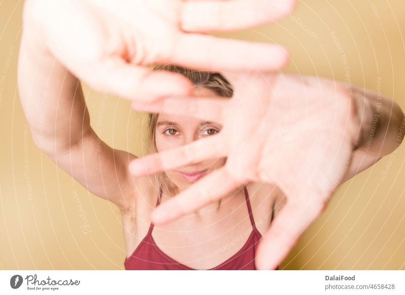 Frau bedeckt sich mit ihren Händen deckend Hand selbst Sommer gelber Hintergrund horizontal