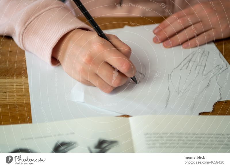 Junge Frau im Homescooling Hand zeichnen Alltag Hausaufgaben Jugendliche Kinder Kreativ Menschen People Fotgrafie Photocase Pupertät Stockbilder Zeichnen Schule