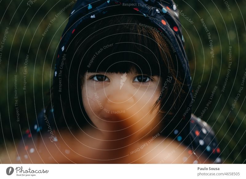 Süßes Mädchen schaut in die Kamera Kind 3-8 Jahre Kaukasier Auge Blick in die Kamera auf die Kamera richten Porträt Kindheit Gesicht Mensch Farbfoto