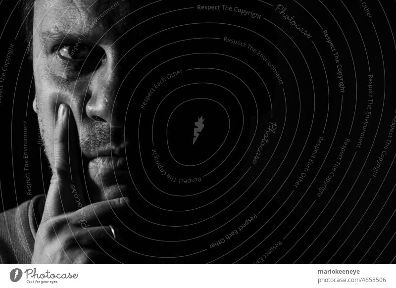 Schwarz-Weiß-Porträt eines kaukasischen Mannes Typ Ausdruck menschlich ernst selbstbewusst Auge Emotion Model Aussehen dramatisch expressiv Schatten 40s