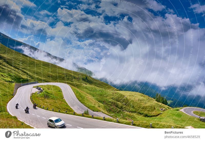 Motorräder auf Passtrasse. Wolken vor blauem Himmel. Großglockner Hochalpenstrasse Berge u. Gebirge Alpen Landschaft Panorama (Aussicht) Österreich kurvenreich