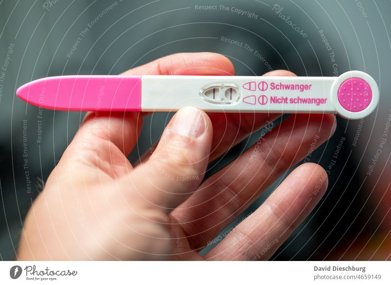 Glücksmoment Schwangerschaft schwanger schwangerschaftstest schwangere frau Testergebnis Baby Familie Nachwuchs Mutterschaft Elternschaft Gesundheit Leben
