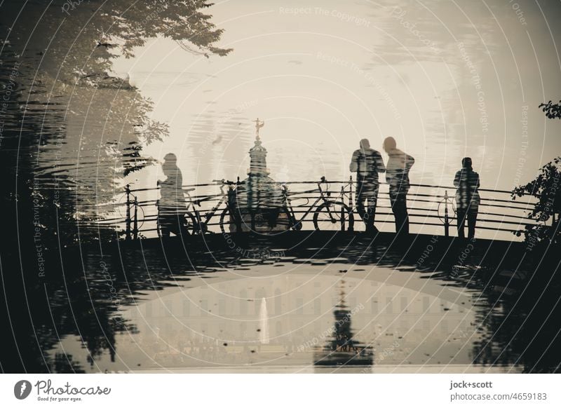 im Teich sind Brücke + Besucher am Schloss Reflexion & Spiegelung Silhouette Park Umwelt Doppelbelichtung Karpfenteich fantastisch Impression Surrealismus