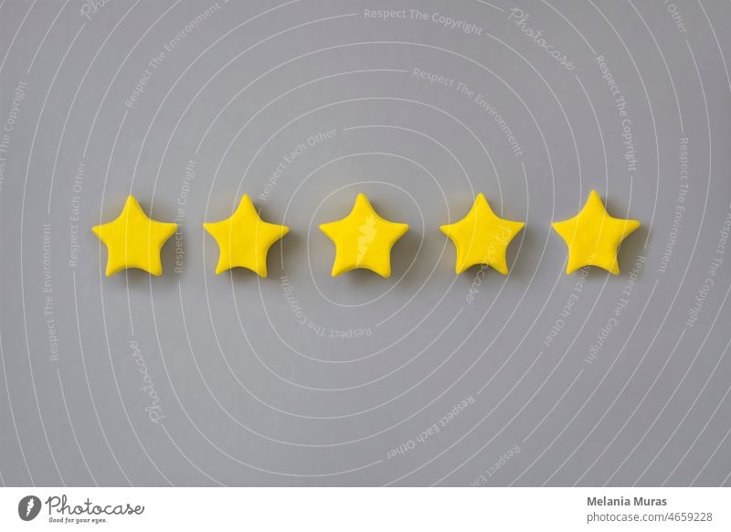 Fünf Sterne in einer Reihe auf grauem Hintergrund. Goldene Sternform. Konzept der Spitzenklasse, beste Qualität Produkt-Symbol. Zeichen der Bewertung, Feedback von Kunden.