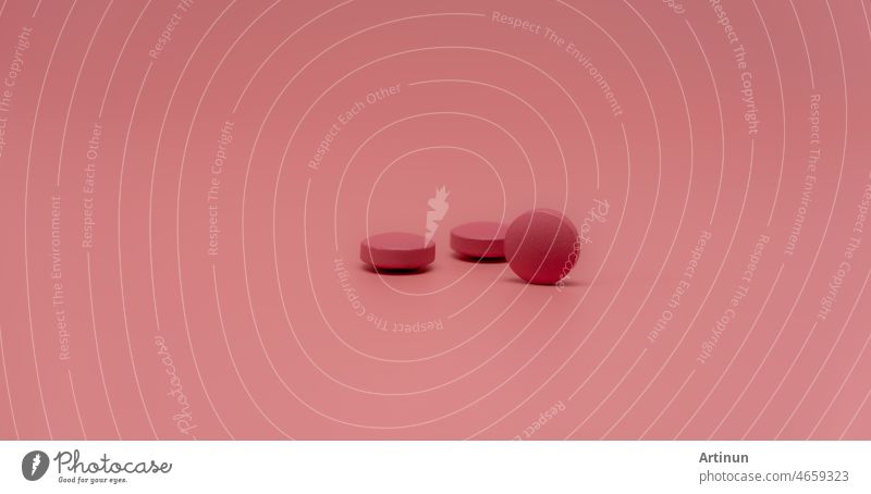 Selektiver Fokus auf runde rosa Tablette Pille auf rosa Hintergrund. Apotheke horizontale Web-Banner. Pharmazeutische Industrie. Verschreibungspflichtiges Medikament. Weltgesundheitstag Hintergrund. Vitamine und Mineralien Konzept.