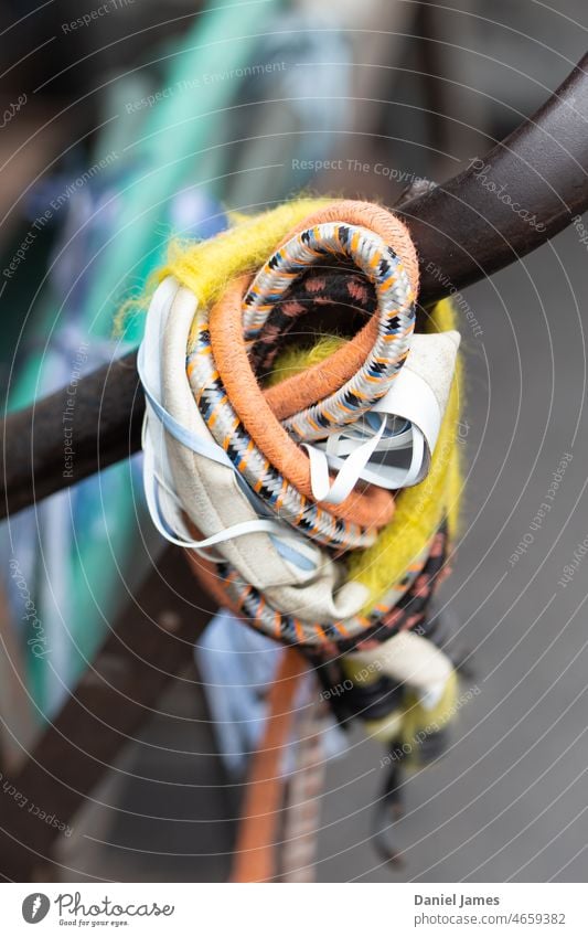 Gurtknoten Bands Knäuel gebunden Gummiband bunt verdrillt Okklusionsband unordentlich praktisch nützlich gefesselt mehrfarbig Nahaufnahme abstrakt Streetlife