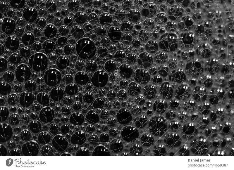 Seifenblasen Seifenblasen Seifenblasen! Schaumblase Blasen Bierschaum abstrakt schwarz schwarz auf weiß dunkel Seifenschaum Kreise schlicht Abspülen sprudelnd