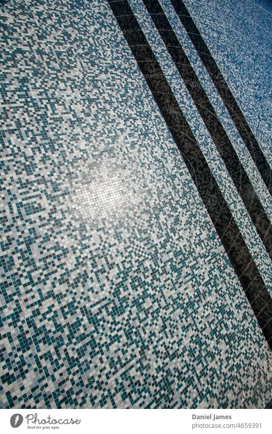 Blaue Kachelwand Wand Fliesen u. Kacheln blau abgekantet sonnig hell Architektur Gebäude gerillt Linien Strukturen & Formen Bauwerk Muster Streifen