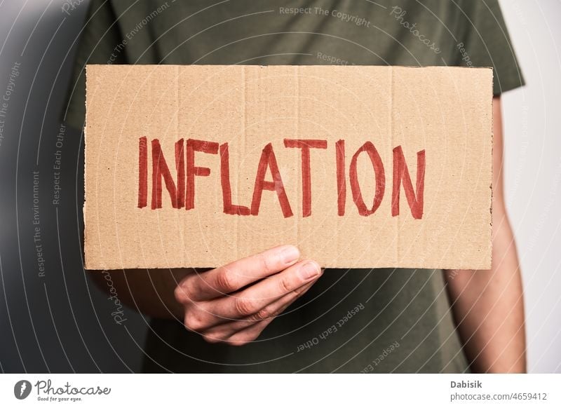 Welt Inflation Konzept. Frau hält Blatt mit Wort Inflation Krise Finanzen wirtschaftlich Risiko Verbraucher hoch Währung uns Europa Business Dollar Erhöhung