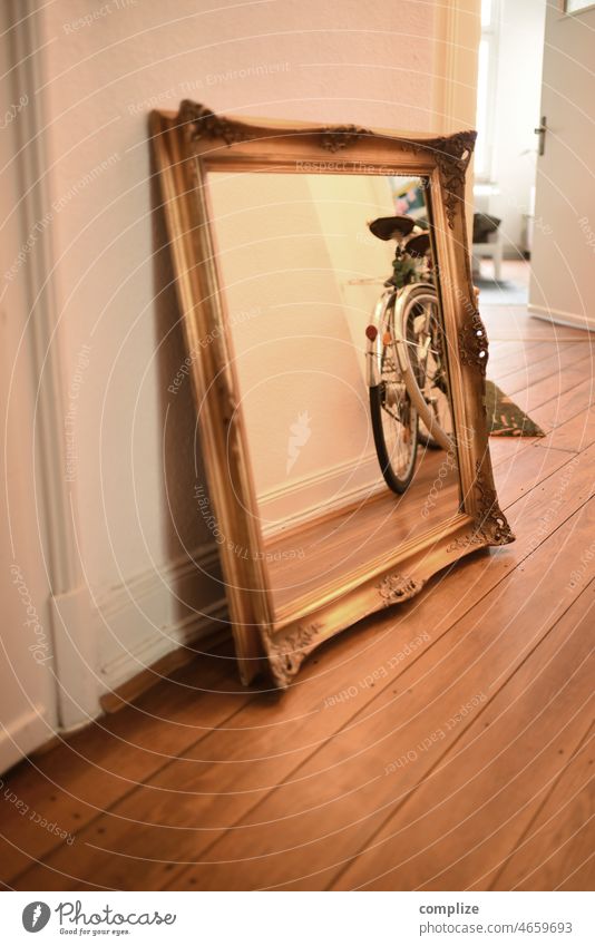 Antiker Spiegel mit verzierten Rahmen steht im Flur einer Altbau-Wohnung antik Vintage Barock Bilderrahmen Spiegelbild Fahrräder wohnen Vintage-Stil Flohmarkt