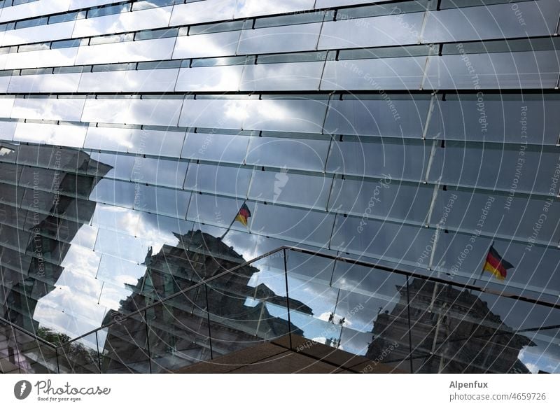 Reichstag I reichstagsgebäude Berlin Wahrzeichen Hauptstadt Architektur Tourismus Stadtzentrum Berlin-Mitte Außenaufnahme Spiegelung Wolken Glas Glasfassade