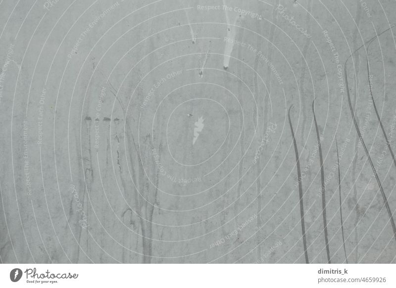 weiße staubige Glasoberfläche mit Kratzern Hintergrund Farbe abstrakt Textur Flecken gemalt dreckig Oberfläche Staubwischen Grunge Textfreiraum tropfend grau
