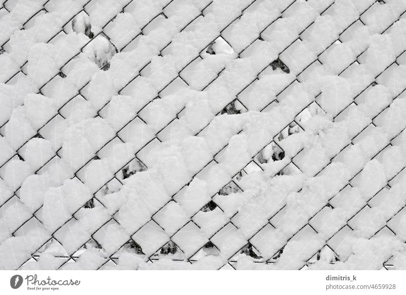 schneebedeckten Zaun Winter Hintergrund Schnee abstrakt Maschendraht sehr wenige weiß Formen kalt Frost Winterzeit Linien Felder Löcher eisig Temperatur Wetter
