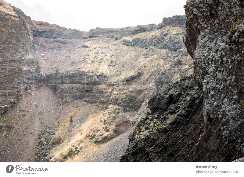 im Vesuv Vulkan Gestein Krater Vulkankrater Sand braun rot Feuer gewaltig Natur steil Steine Felsen Licht Schatten Kontast Himmel oben unten groß Itaien Neapel