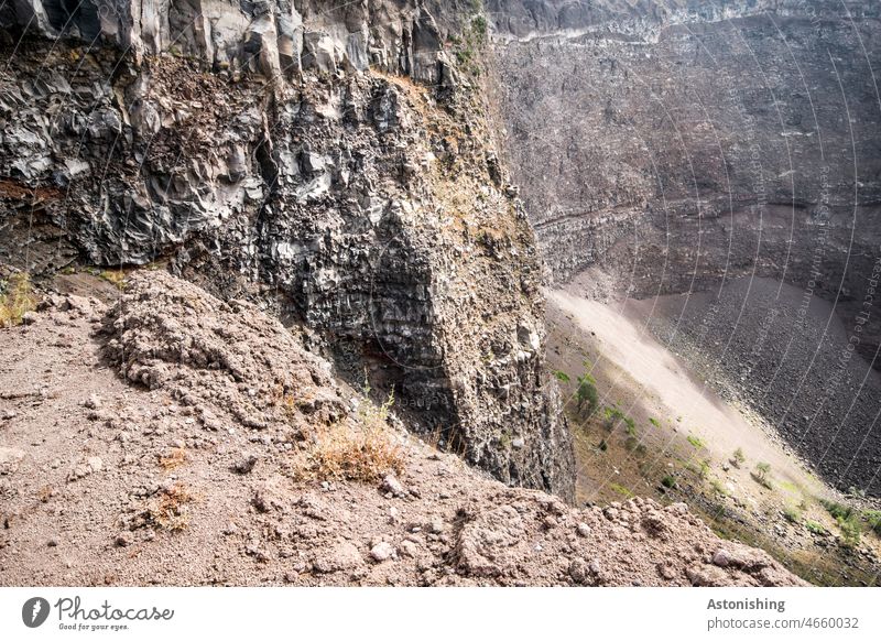Vulkankrater des Vesuv Gestein Krater Sand braun rot Feuer gewaltig Natur steil Steine Felsen Licht Schatten Kontast oben unten groß Itaien Neapel Landschaft