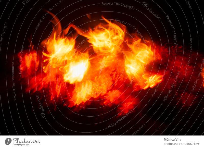 Feuerflammen aus einem Lagerfeuer, mit abstrakten Formen und in Bewegung funkt funkeln rot schwarz Flamme Brandwunde abstrakter Hintergrund erwärmen Funken heiß