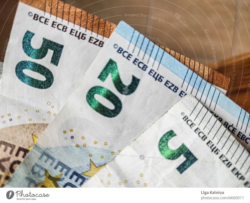 Euro-Scheinwechsel Geld Geldscheine Reichtum Eurozeichen Einkommen sparen Finanzen Bargeld Kapitalwirtschaft Erfolg Geldinstitut Business Gewinn bezahlen