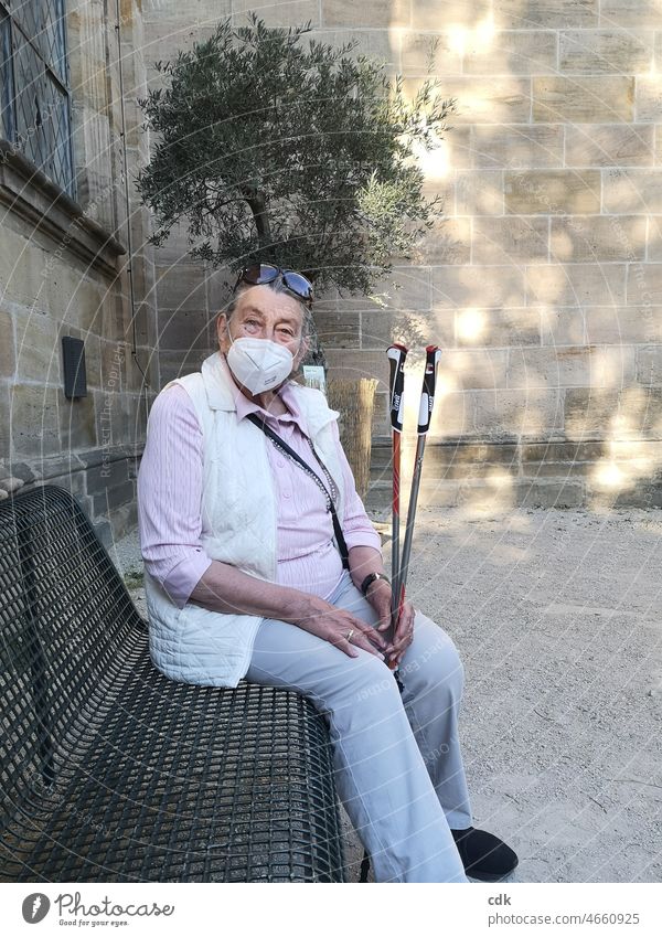 Pandemie | Seniorin mit Maske | ruhig bleiben, sich schützen und abwarten. Mensch Frau ältere Dame Rentnerin 80plus Blickkontakt draußen Mund-Nasen-Schutz