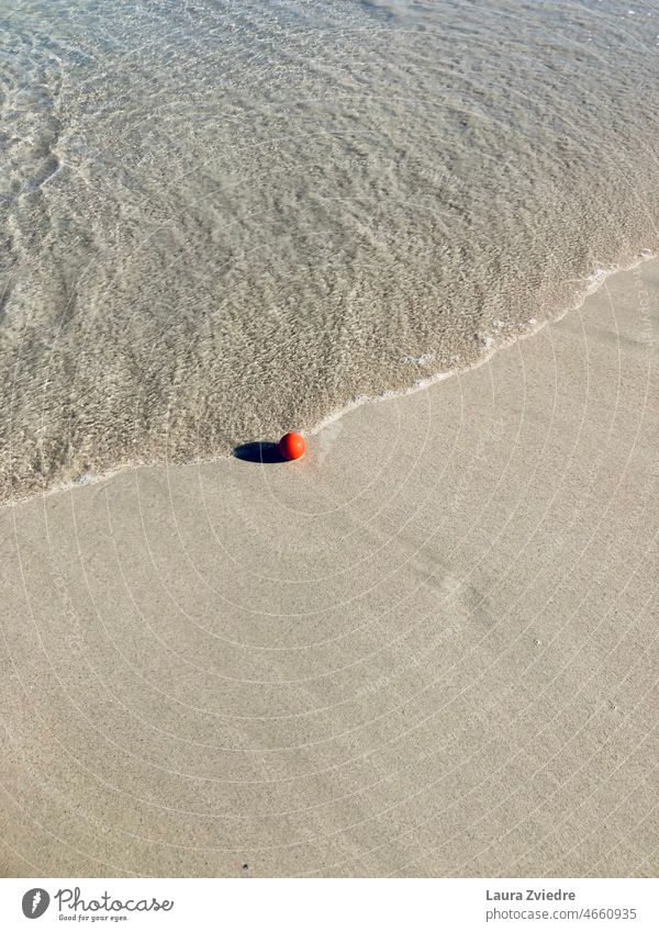 Roter Ball für den Strandspaß Spaß winken Meer Wasser spielen MEER Sand Windstille rot Menschenleer