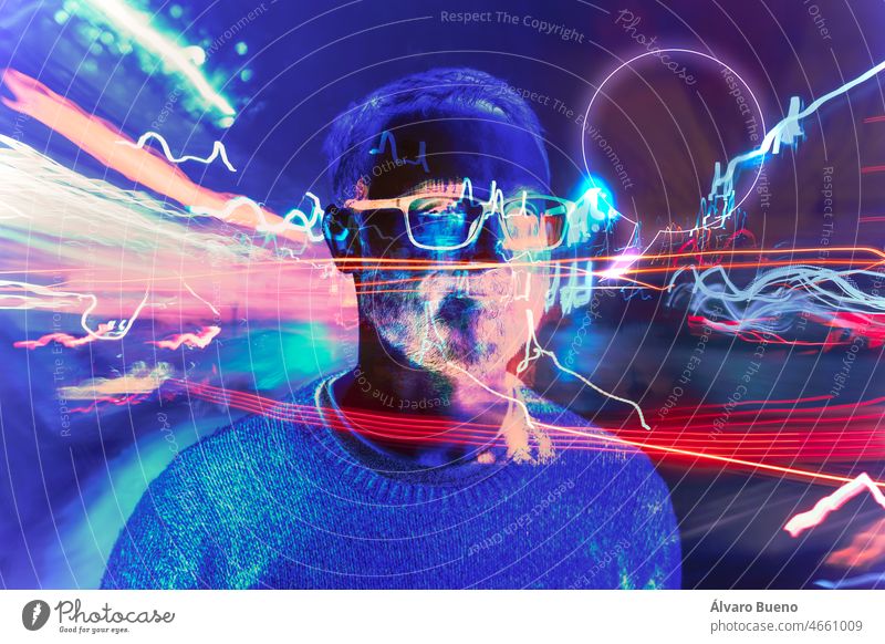 Ein Mann im Metaversum, umgeben von Lichtern und futuristischen Effekten, die eine künstlerische Darstellung der Verschmelzung von virtueller Realität und Wirklichkeit darstellen