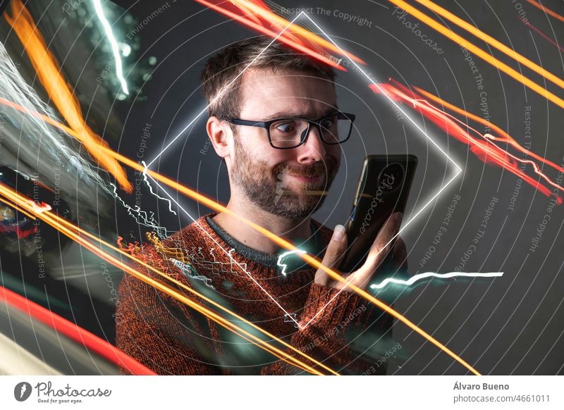 Ein Mann im Metaversum, verwirrt, macht ein dummes Gesicht, umgeben von futuristischen Lichtern und Effekten, während er auf sein Smartphone schaut Einfluss