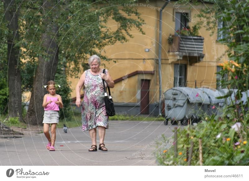sonntags spaziergang Großmutter Enkel Mädchen Ghetto Mensch woman child children russia walking sprechen peoples