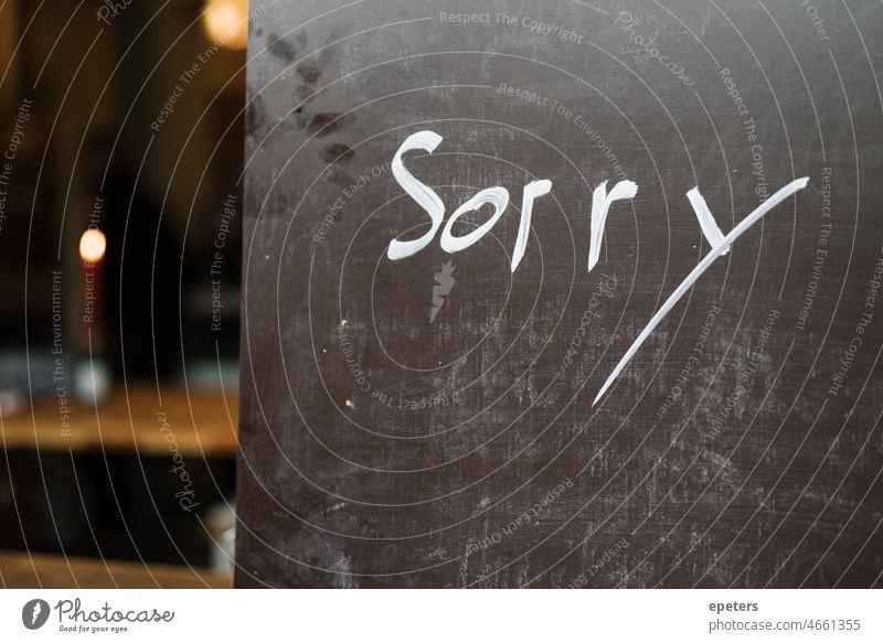 Ein handgeschriebenes Sorry auf einem Schild an einem Café Entschuldigung sorry Reue Schriftzeichen Gefühle Kommunizieren Schilder & Markierungen Stimmung