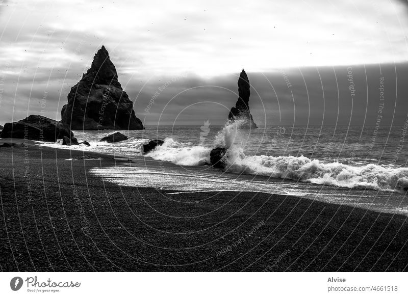 2021 08 18 Reynisdrangar Wellenbrecher 1 Lava Wasser Strand Island schwarz Natur isländisch Sand Küste MEER Vik Küstenlinie reisen Meereslandschaft Felsen