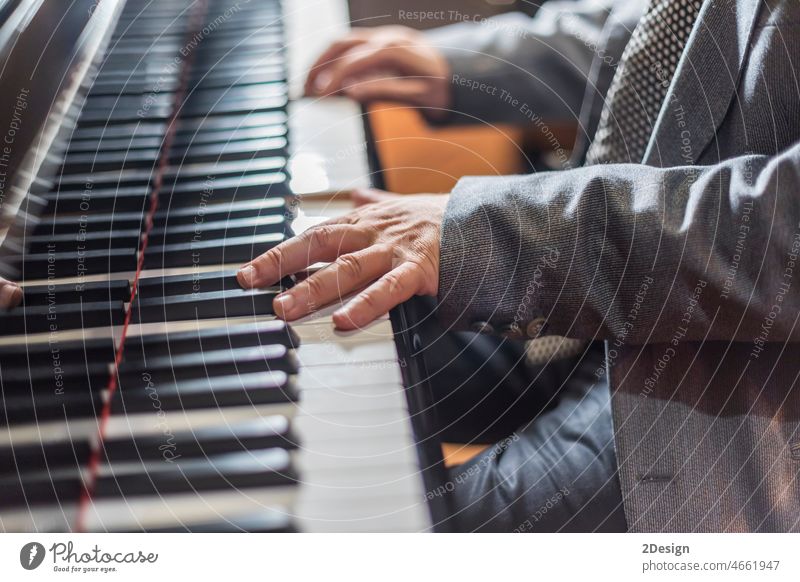 Nahaufnahme von sanften männlichen Händen, die eine Melodie auf dem Klavier spielen Person Musik Hand Pianist Musiker Taste Finger Spielen Instrument