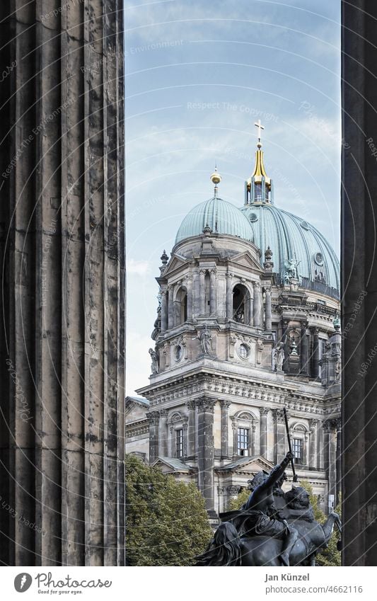 Berliner Dom zwischen Säulen Museumsinsel Kirche Kuppeldach Kreuz Christentum Sehenswürdigkeit Deutschland Lustgarten Berlin-Mitte Hochformat Blauer Himmel