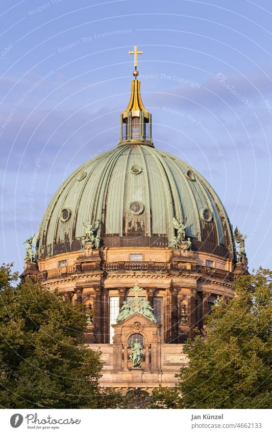 Kuppel des Berliner Doms auf der Museumsinsel Kirche Kuppeldach Kreuz Christentum Sehenswürdigkeit Deutschland Lustgarten Berlin-Mitte Hochformat Blauer Himmel