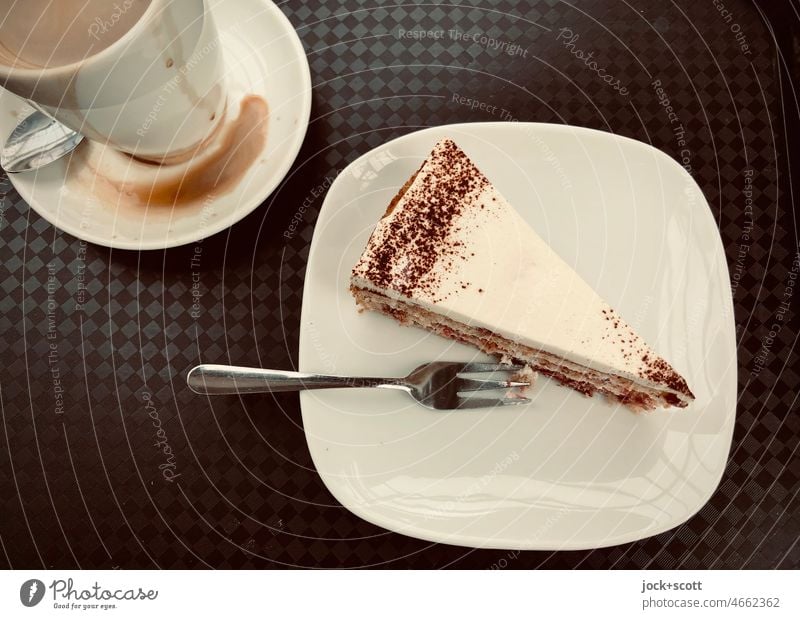 typischer Kaffee und Kuchen auf Tablet Kaffeetasse Tasse Kaffeepause Heißgetränk Kuchengabel Teller Kuchenstück Teelöffel Pause Getränk Lebensmittel gekleckert
