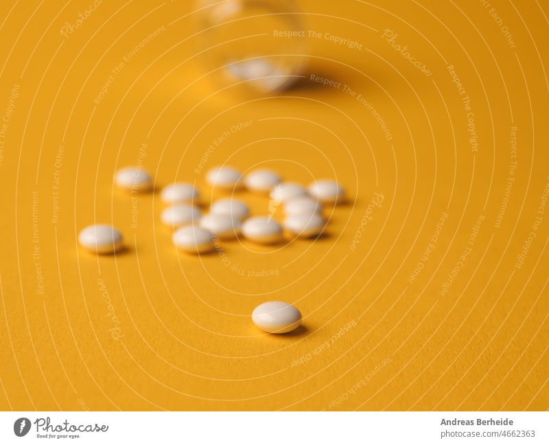 Weiße Pillen auf gelbem Hintergrund Tisch Hilfsbereitschaft Vitamintablette Gesundheit Haufen Gesundheitswesen Antibiotikum Behandlung Kapsel medizinisch Pharma