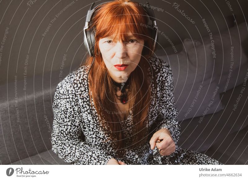 Musik hören analog Technik & Technologie Lifestyle Porträt rothaarig Frau Kopfhörer Freizeit & Hobby genießen