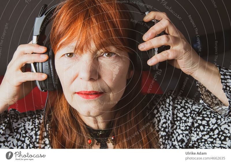 Soundcheck - Frau setzt Kopfhörer auf und schaut erwartungsvoll Musik hören rothaarig aufsetzen Porträt genießen Lifestyle Freizeit & Hobby Freude analog