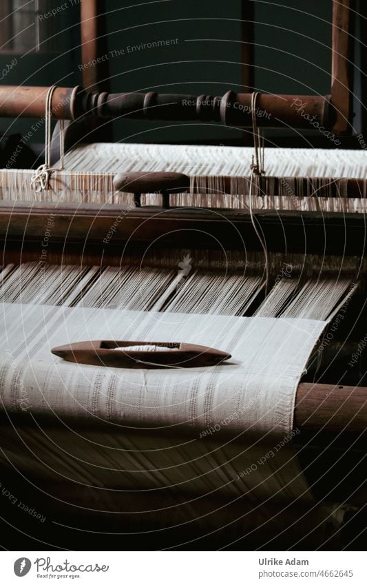 Antiker Webstuhl mit Weberschiffchen und altem Leinengarn antik Garn Handwerk Weben Material Textil Stoff Gewebe Schnur traditionell Herstellung