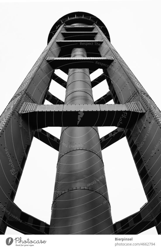 1928 errichteter Wasserturm für Dampfloks im Natur-Park Schöneberger Südgelände in Berlin alt Stahl Verschiebebahnhof Tempelhof Eisenbahn historisch