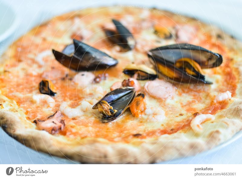 Italienische Pizza mit Meeresfrüchten Abendessen Lebensmittel Italienische Küche lecker Fastfood Backwaren Essen Farbfoto Mahlzeit Meeresfrüchte-Pasta