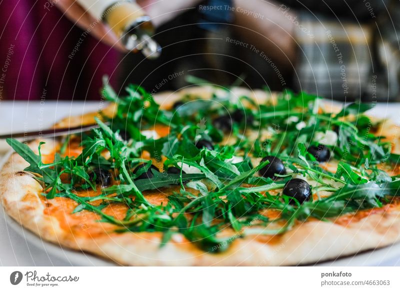 Italienische Pizza mit Gemüse Lebensmittel Italienische Küche geschmolzener Käse Mittagessen Vegetarische Ernährung Vegetarier Farbfoto Bioprodukte