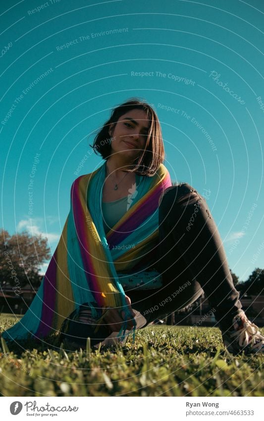 Junge spanische Frau in einem Park mit buntem Schal. farbenfroh eine Person Wachtraum Freiheit Schönheit Spielplatz Gras Blauer Himmel übersichtlich Tanzen Baum