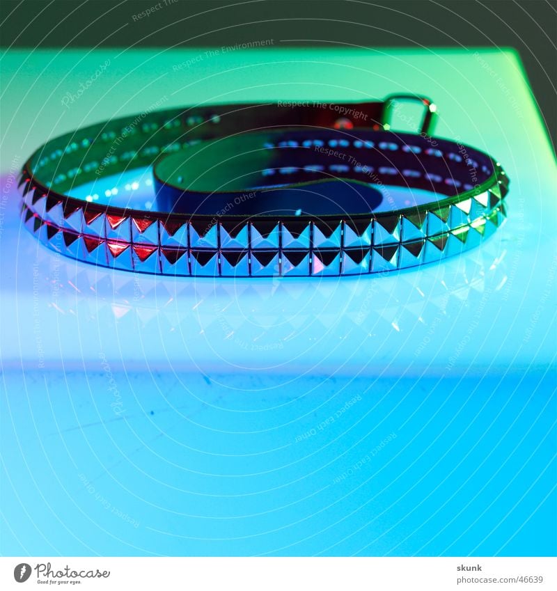 Nietengurt-1- Gürtel Spirale Farbübergang Leder Reflexion & Spiegelung grün Spitze Punk blau