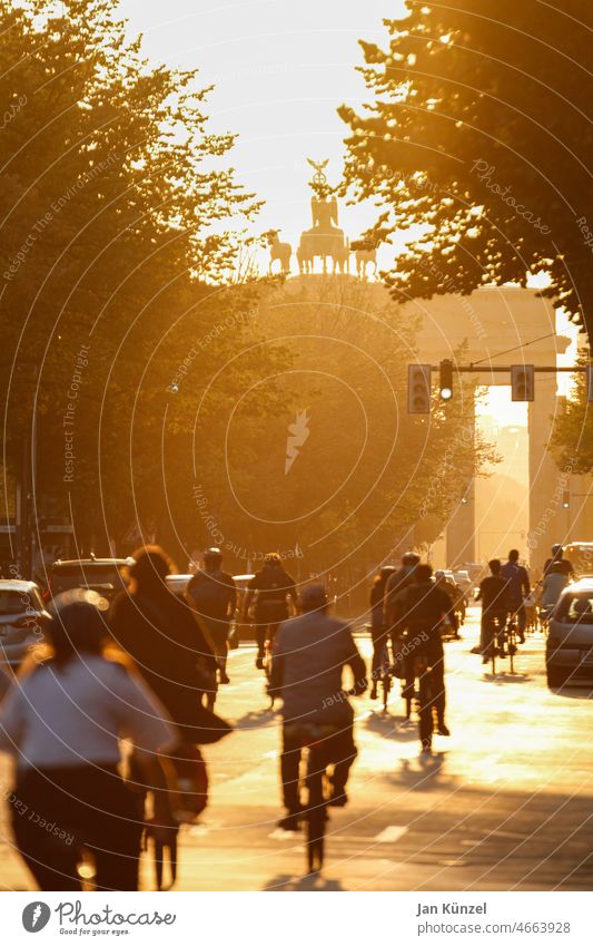Fahrradfahrer*innen am Brandenburger Tor im Berliner Berufsverkehr Fahrradfahren fahrrad fahrradfahrer radfahrerin Verkehr Pendler Rushhour Verkehrswende