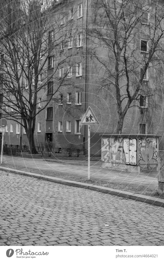 ein Verkehrsschild " Spielstraße " in Berlin Weißensee Verkehrszeichen Schilder & Markierungen Hinweisschild Zeichen Straßenverkehr Verkehrswege Warnschild